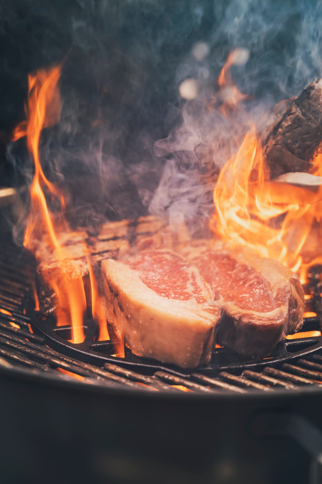 Steak über offener Flamme im Kugelgrill